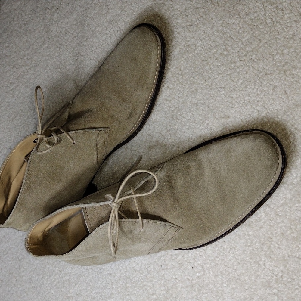 Banana Republic men's light tan suede Chukka boots. Size 9